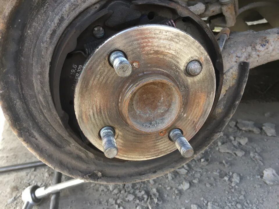 Шпилька колеса toyota probox. Замена передней шпильки колеса тойота таун айс грузовик. Замена шпилек тойота. Болт ступицы тойота королла 120. Шпилька ступицы на камри.