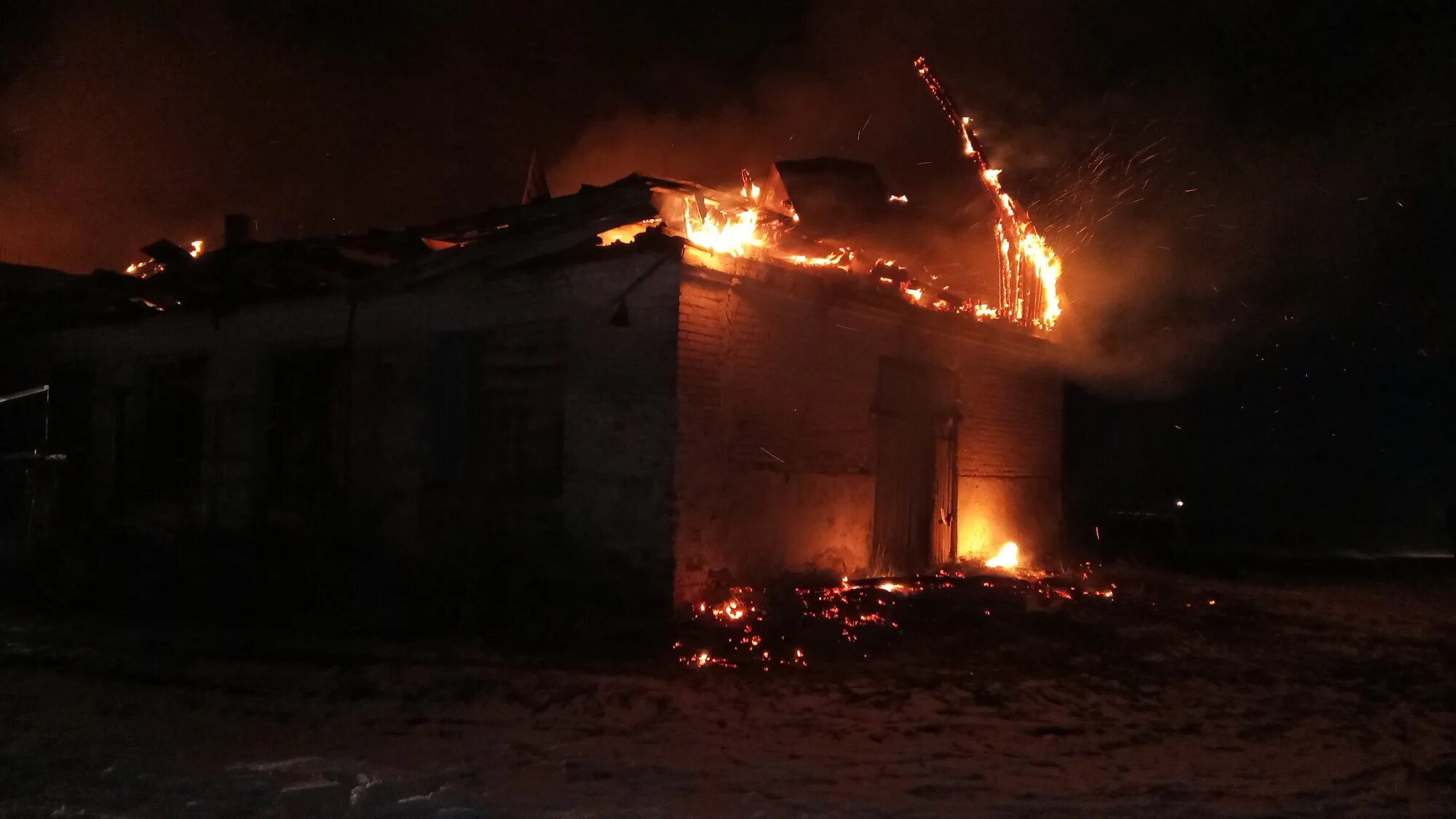 Горящий дом ночью. Дом горит ночью загородный. Пожар в дачном кооперативе. Пожар дача ночь. Горят три дома в москве