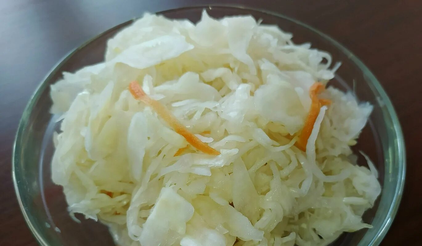 Капуста квашеная по деревенски. Капуста квашеная с яблоками. Квашеная капуста фото. Капуста белокочанная квашеная. Картошка с квашеной капустой.