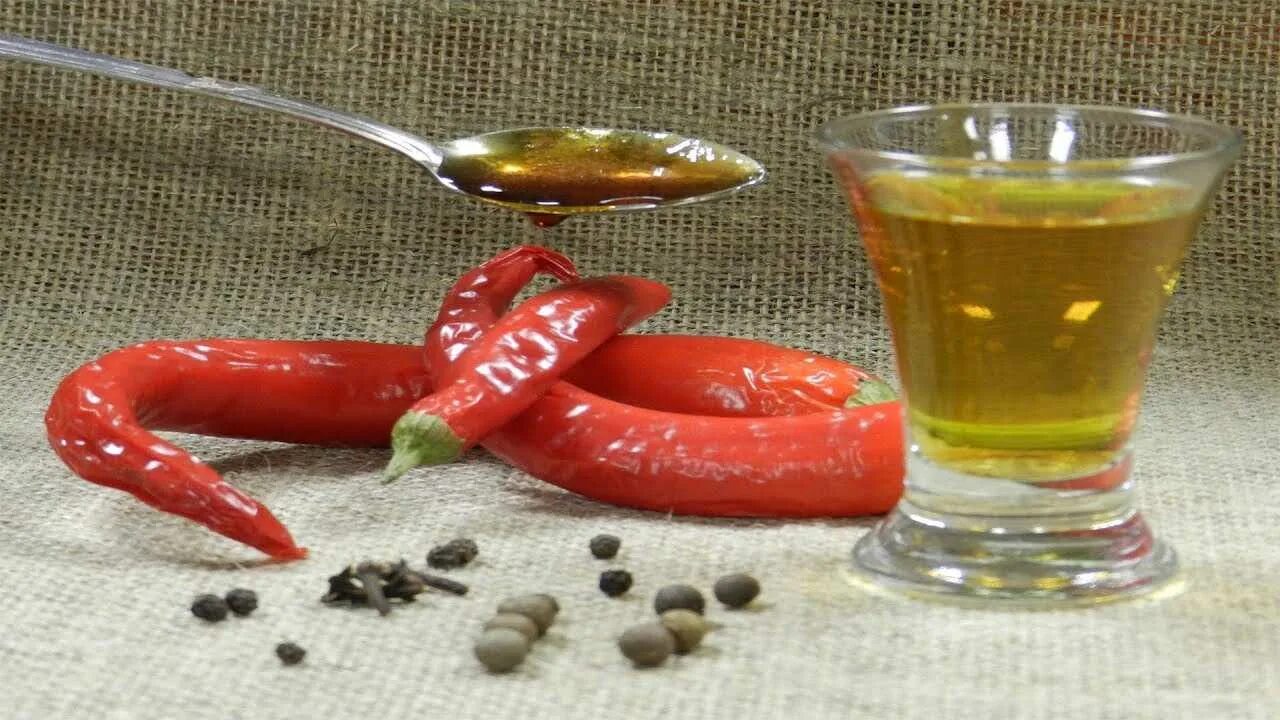 Помогает ли перцовка. Самогон перцовка перчик. перцовка красный перчик. перцовка с медом и перцем. зеленая перцовка.
