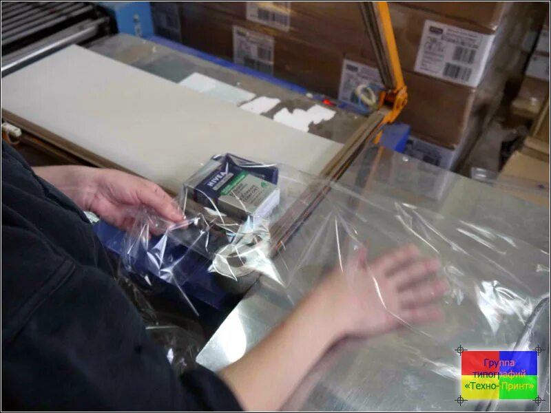 Упаковка негабаритных грузов в термоусадочную пленку. Как упаковывать в термоусадочную пленку. Промышленная термоусадочная пленка. Упаковщик в пленку термоусадочную для коробок. Упаковка крупногабаритных грузов в термоусадочную пленку.