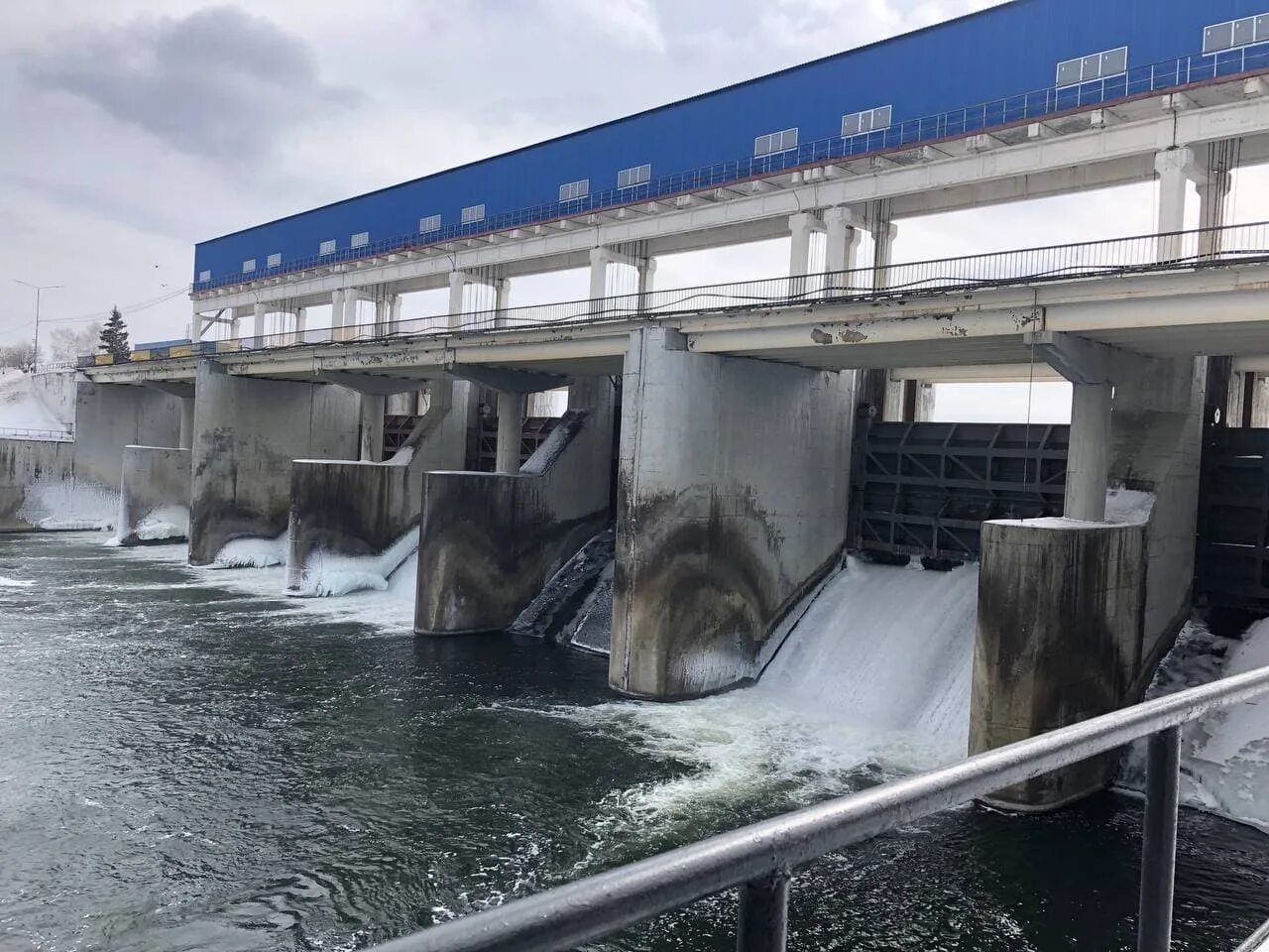 Сброс воды сурское. Сурская ГЭС Пенза. Дамба Сурского водохранилища Пенза. Сурская плотина Пенза. Сурский гидроузел плотина.