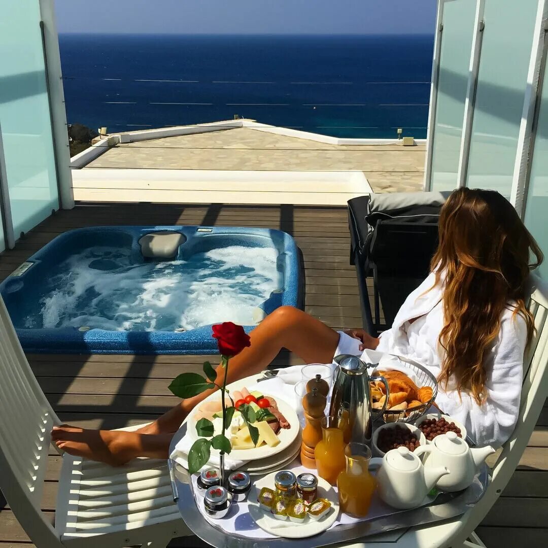 богатая женщина на яхте. этот персонаж любит роскошь и развлечения. виктория боня и смерфит. девушка роскошь. богатая жизнь девушки.