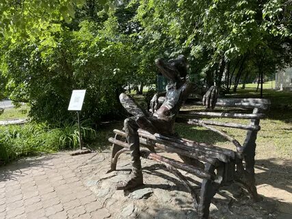 Памятник крокодилу