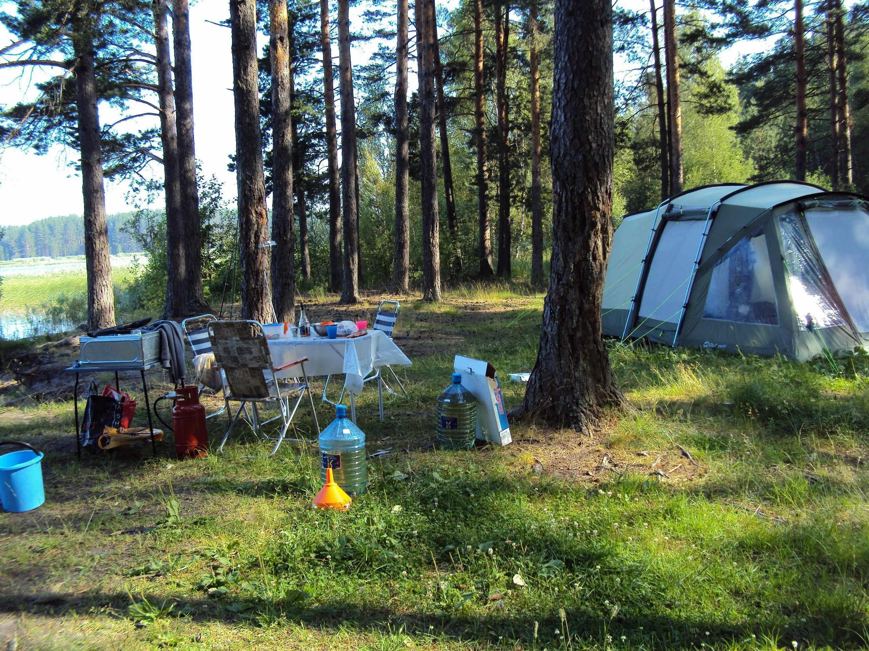 Camping в подмосковье. Кемпинг Олений Бор Калязин. Озеро Кафтино. Сенеж кемпинг. Оз Сапшо палаточный городок.