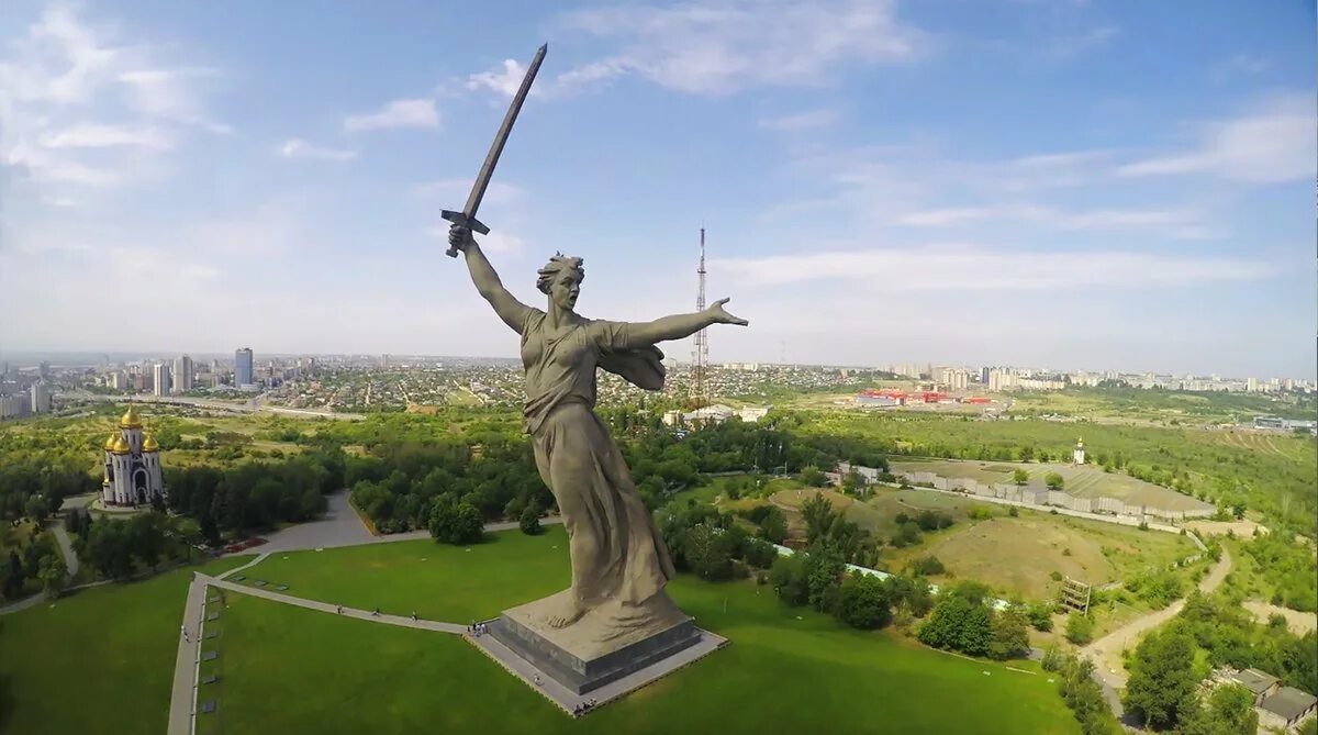В каком городе находится памятник подневольным. Памятник родина мать в волгограде. монумент родина мать зовёт на мамаевом кургане. памятник родина-мать на мамаевом кургане. памятник на мамаевом кургане в волгограде родина мать.