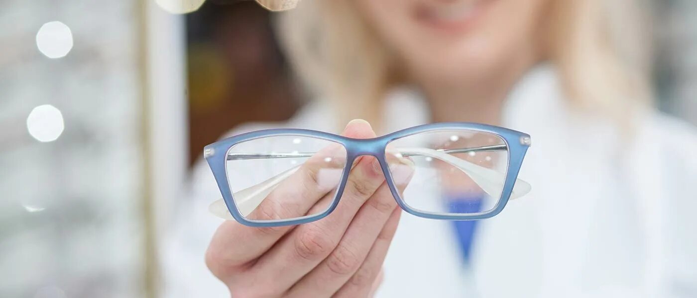 Оптика в очках. Очки для зрения медицина. Девушка в оптике. Астигматические очки.