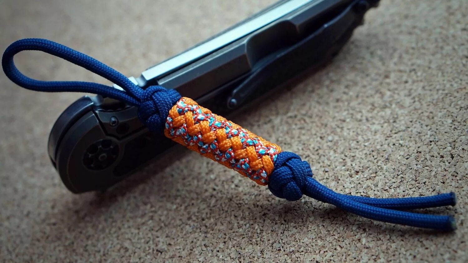 Темляк из 275 паракорда. Темляк из паракорда Paracord Wilson Tactical WT Schwarz/Orange 09wt006. Узел паракорда для темляка. Темляк Victorinox.