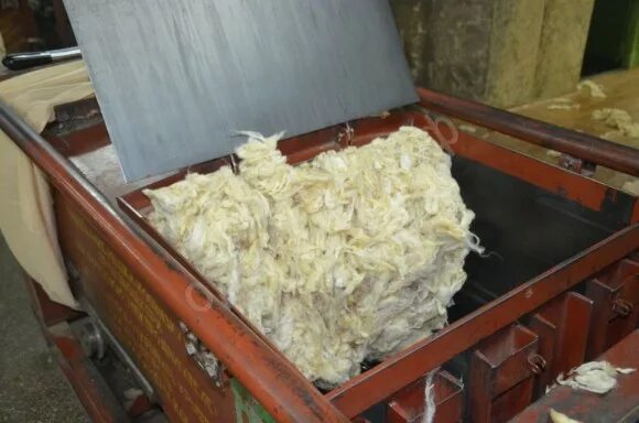 Мытье шерсти. Прессованная овечья шерсть. Переработка шерсти овец. Очищение овечьей шерсти. Чистка шерсти овец.