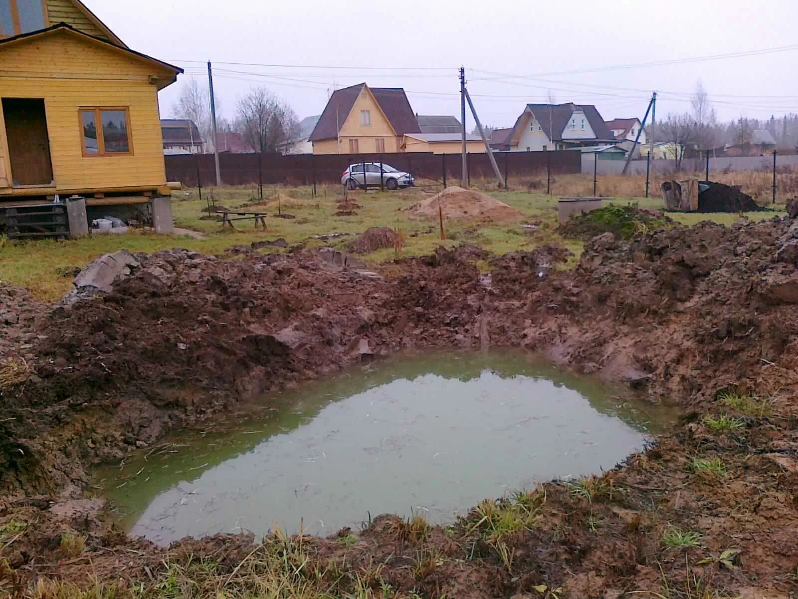 Большой и должно быть глубокий пруд. Копка пруда на участке. копаем пруд на участке. вырыть пруд на участке. пруд для купания на участке.