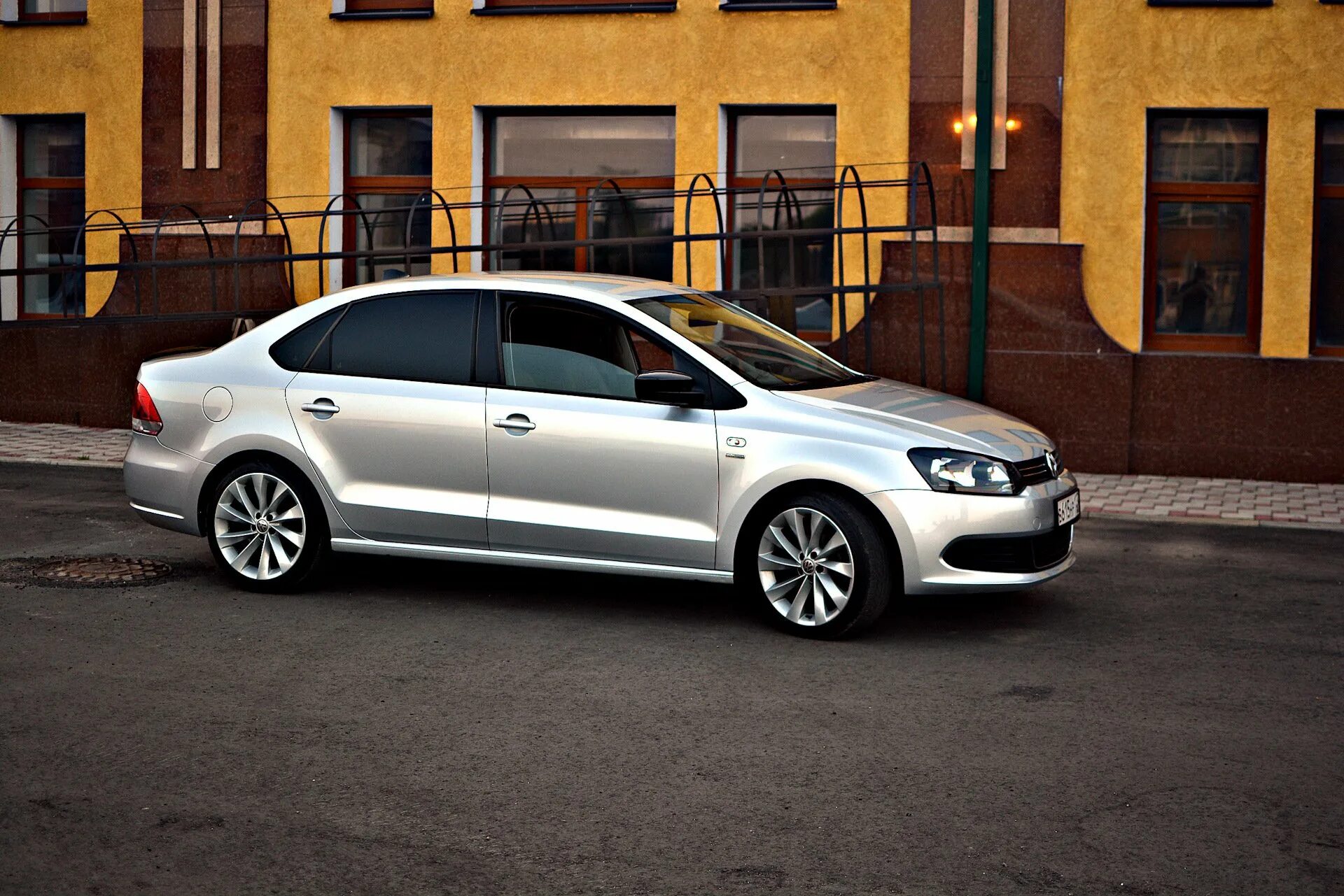 Volkswagen r16. VW Polo sedan r17. Фольксваген поло r16. Volkswagen Polo 5 седан белый. Фольксваген поло 17.