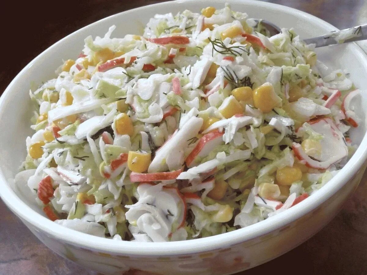 Салат из крабовых палочек с кукурузой. Рецепт салата крабовое мясо кукуруза. Салат с краб палочками и кукурузой. Салат с плавленным сыром и крабовыми палочками и кукурузой. Рис с крабовыми палочками и кукурузой.