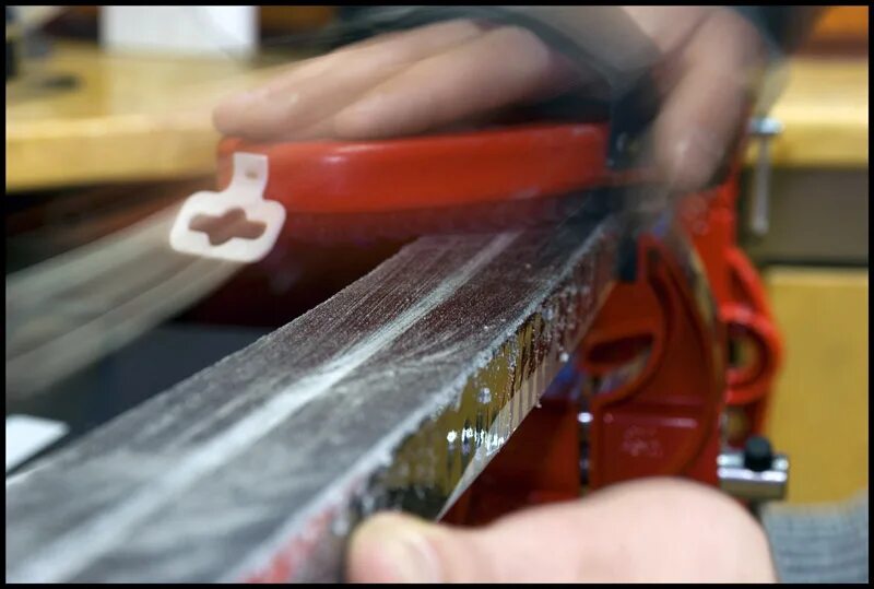 лыжи беговые парафинить. нанесение парафина на лыжи. подготовка лыж. нанесение базового парафина. мазь для скольжения лыж нанесение.