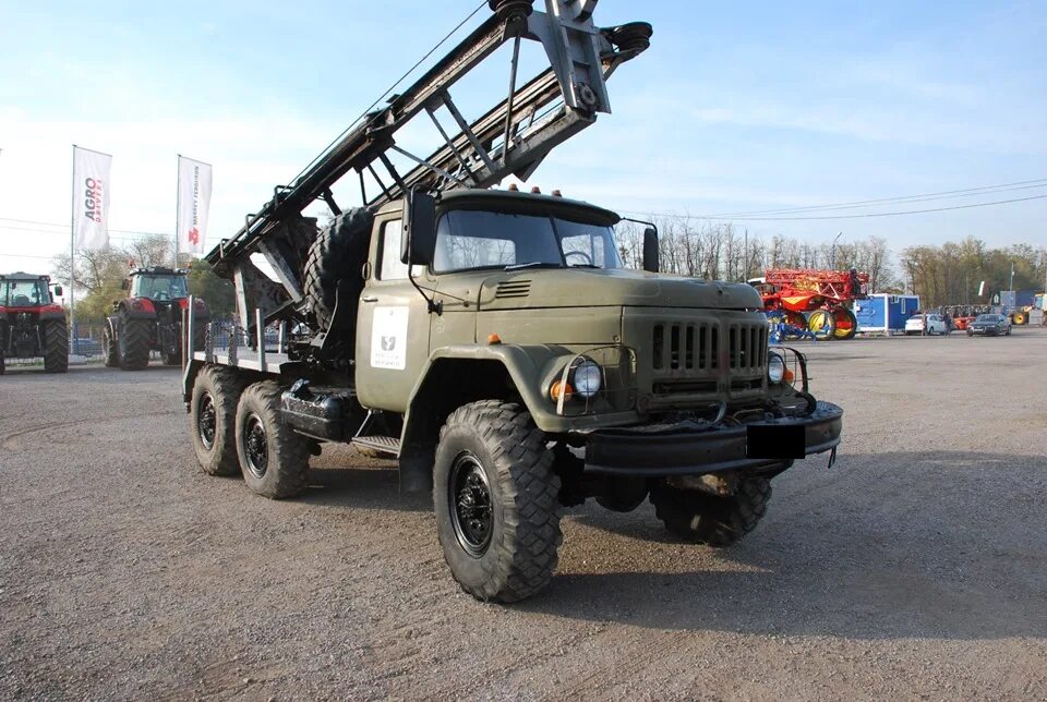 Зил 131 угб 50. Зил 131 буровая установка. Зил-131 с бурильной установкой. Вес зил 131 буровая. Зил 131 бурильная.