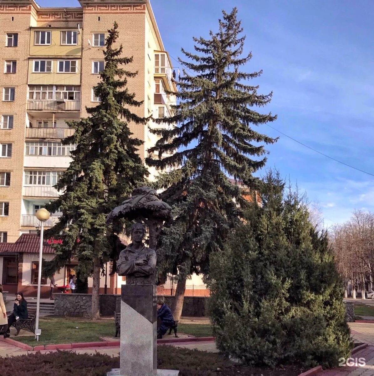 Сквер Есенина Черкесск. Памятник Есенину в Черкесске. Площадь Ленина Черкесск. Черкесск сквер на Ленина.