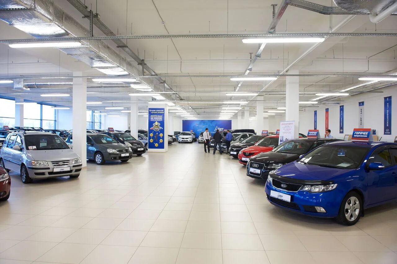 Топ автосалонов с пробегом. Машины в автосалоне. автосалон автомобилей с пробегом. салон автомобилей с пробегом. автосалон авторынок.