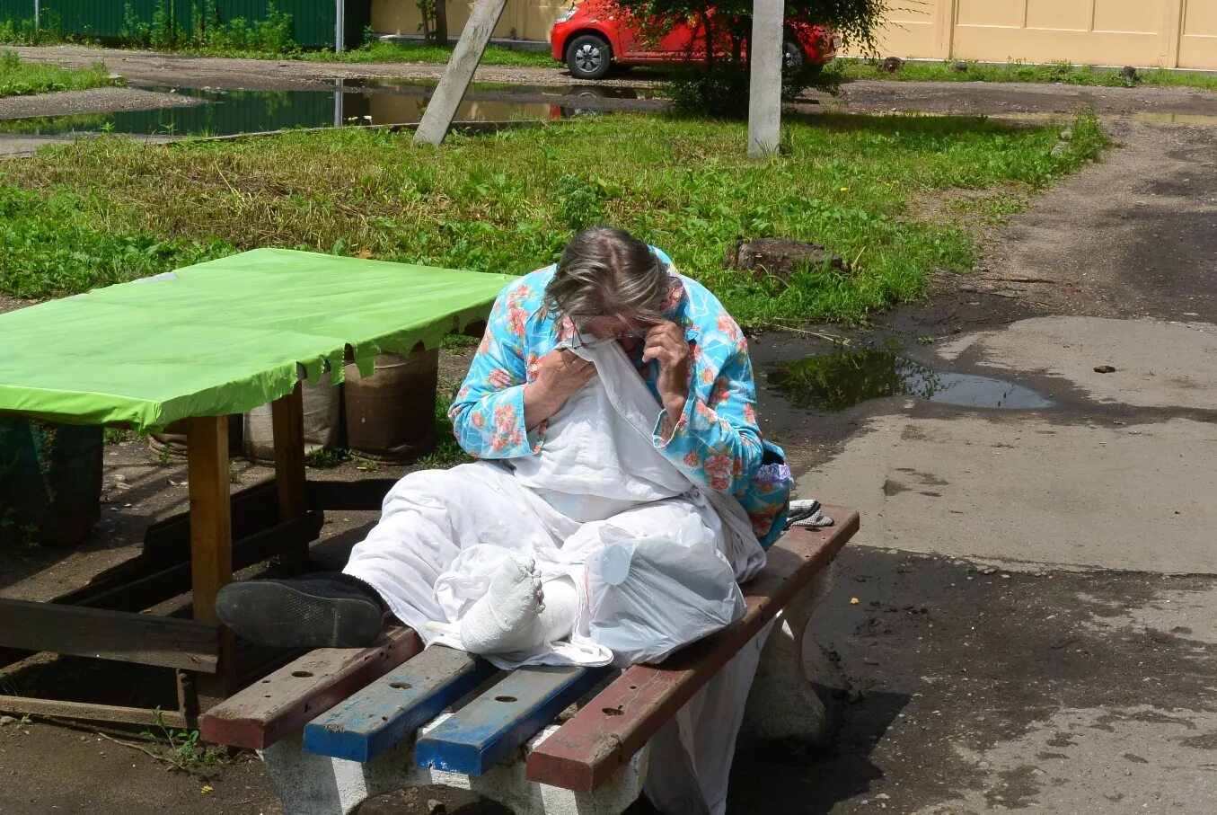 Пенсионерки на скамейке. Пенсионерка во дворе. Бабки на лавке. Бабушки на лавке.