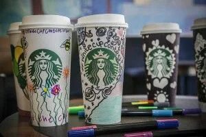 Коллаборации старбакс. Старбакс коллаборации. Стаканчик кофе старбакс. Старбакс логотип ребрендинг. Старбакс с трубочкой.