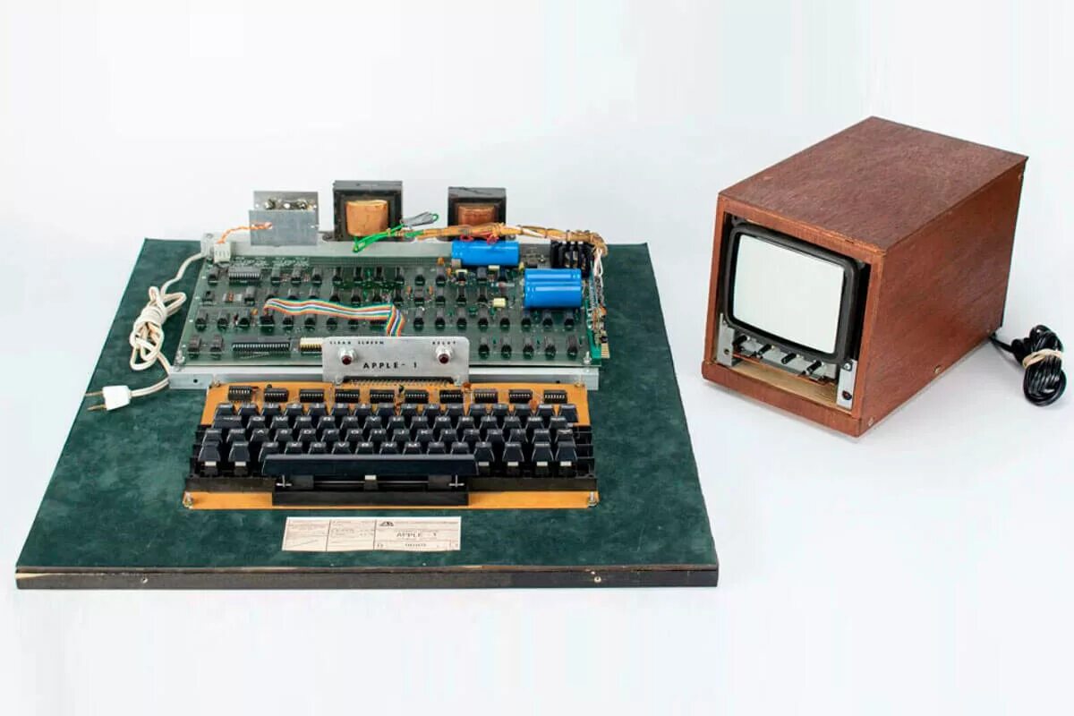 First apple. Apple 1 компьютер. Компьютер Эппл 1976. Первый компьютер Apple макинтош 1. Деревянный компьютер Эппл 1978.