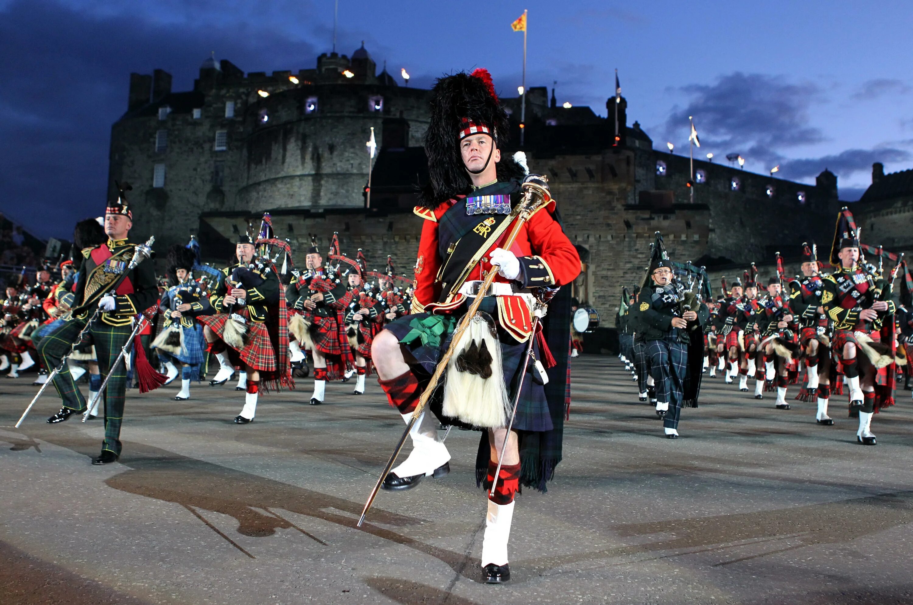 The Royal Edinburgh Military Tattoo. Эдинбургский замок фестиваль военных оркестров. Скотланд Edinburgh Military Tattoo. Military Tattoo в Шотландии что это. This also includes