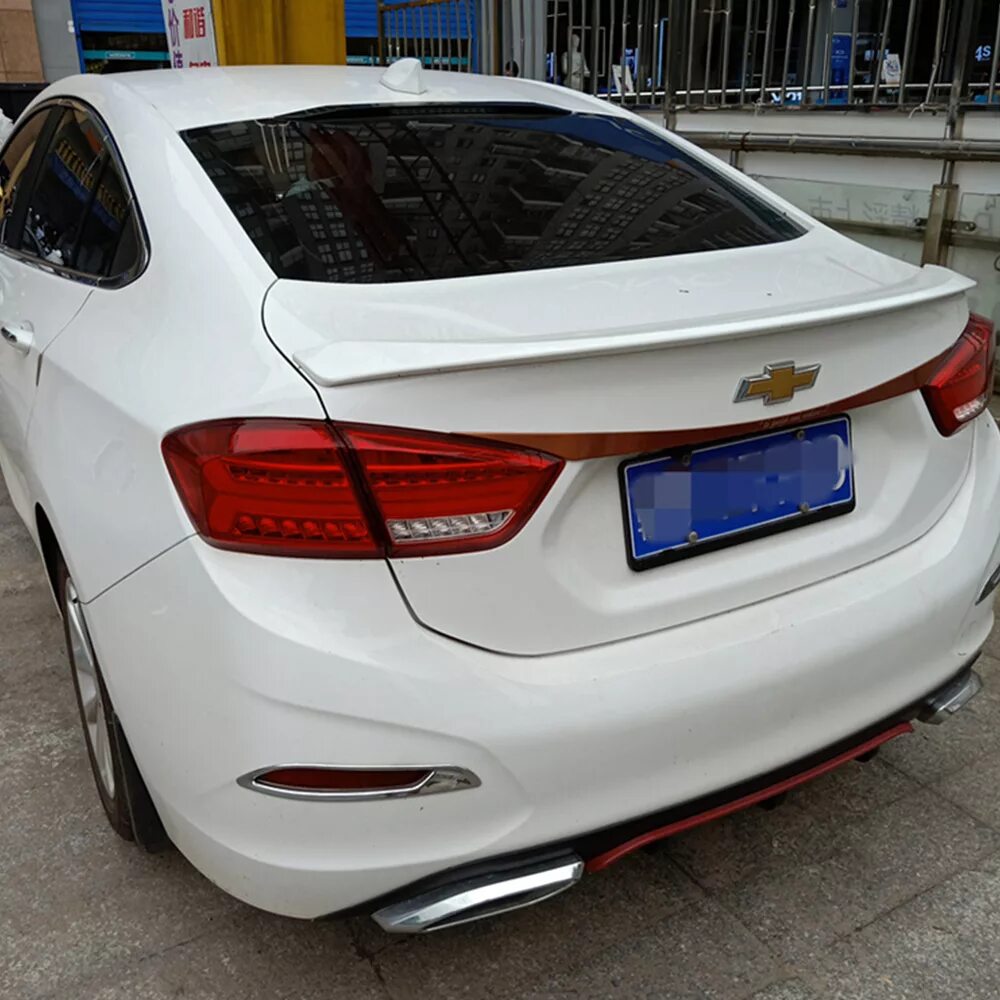 Лип спойлер hyundai solaris 2017. Белый спойлер на малибу. Спойлер на малибу. Спойлер на акцент. Матовая машина сзади спорт.