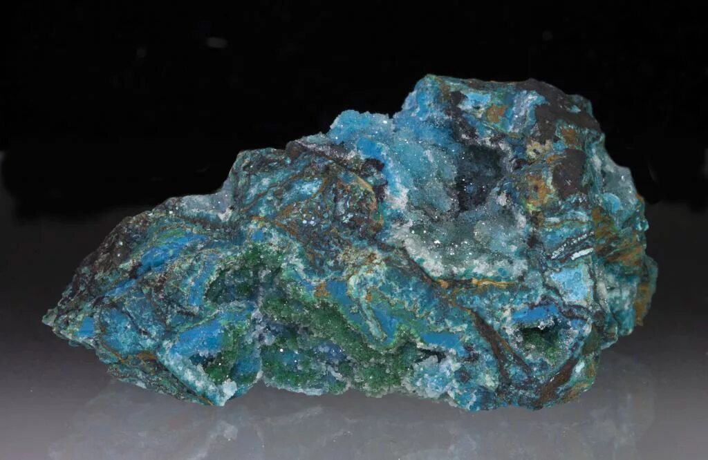 Монокристалл. Монокристалл топаза. Монокристалл медного купороса. Монокристалл сульфата меди. Монокристалл минерала.