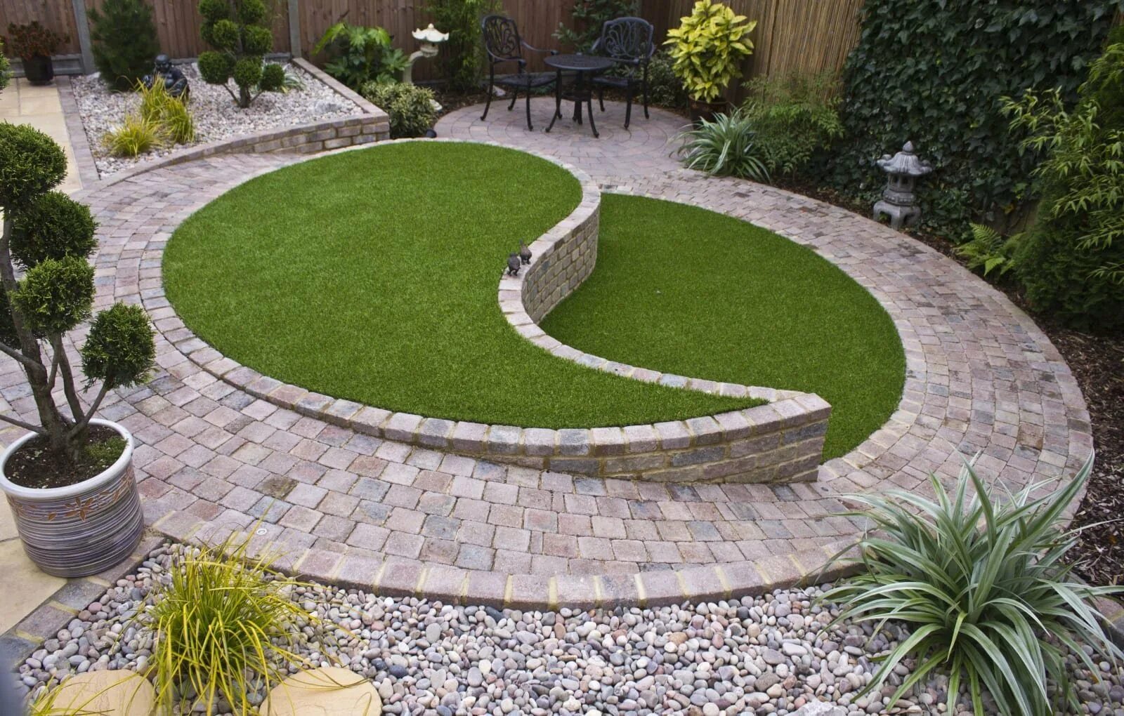 Мужская рука с часами. Прогулочные дорожки в лесу. Часы сувенирные настольные. Красивые тротуарные дорожки. Дорожка и часы.