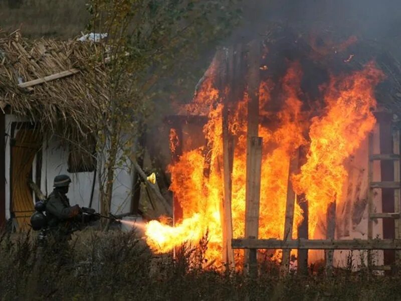 Сожгли хату Исаковского. Исаковский враги сожгли родную хату. Враги отжали родную хату. Враги сможгли роденую Хатцу. Боец хата