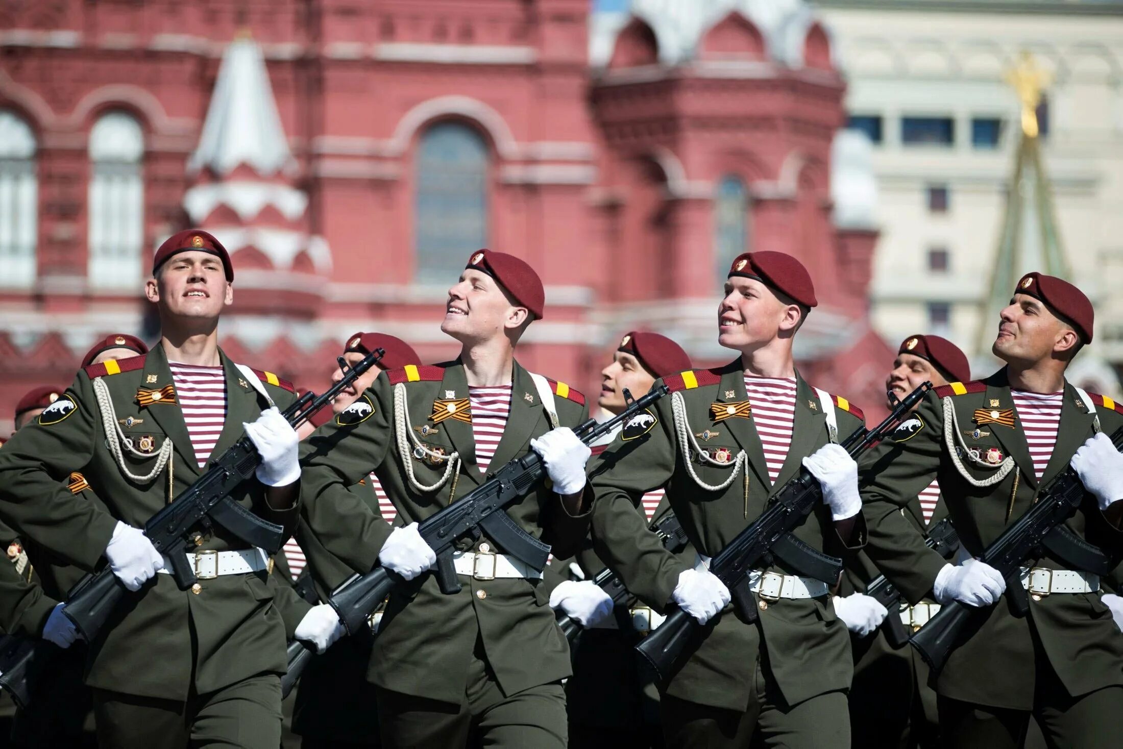 Ютуб парад. Краповые береты на параде Победы. Солдаты на параде. Солдаты на параде Победы. ВВ на параде.