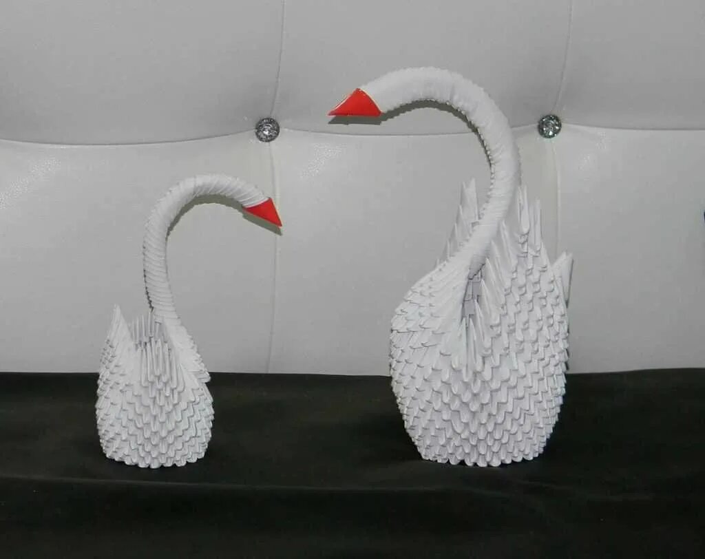 Лебеди из бумаги для детей. Объемный лебедь. Поделка лебедь. Поделка лебедь из бумаги. Модульное оригами лебедь.