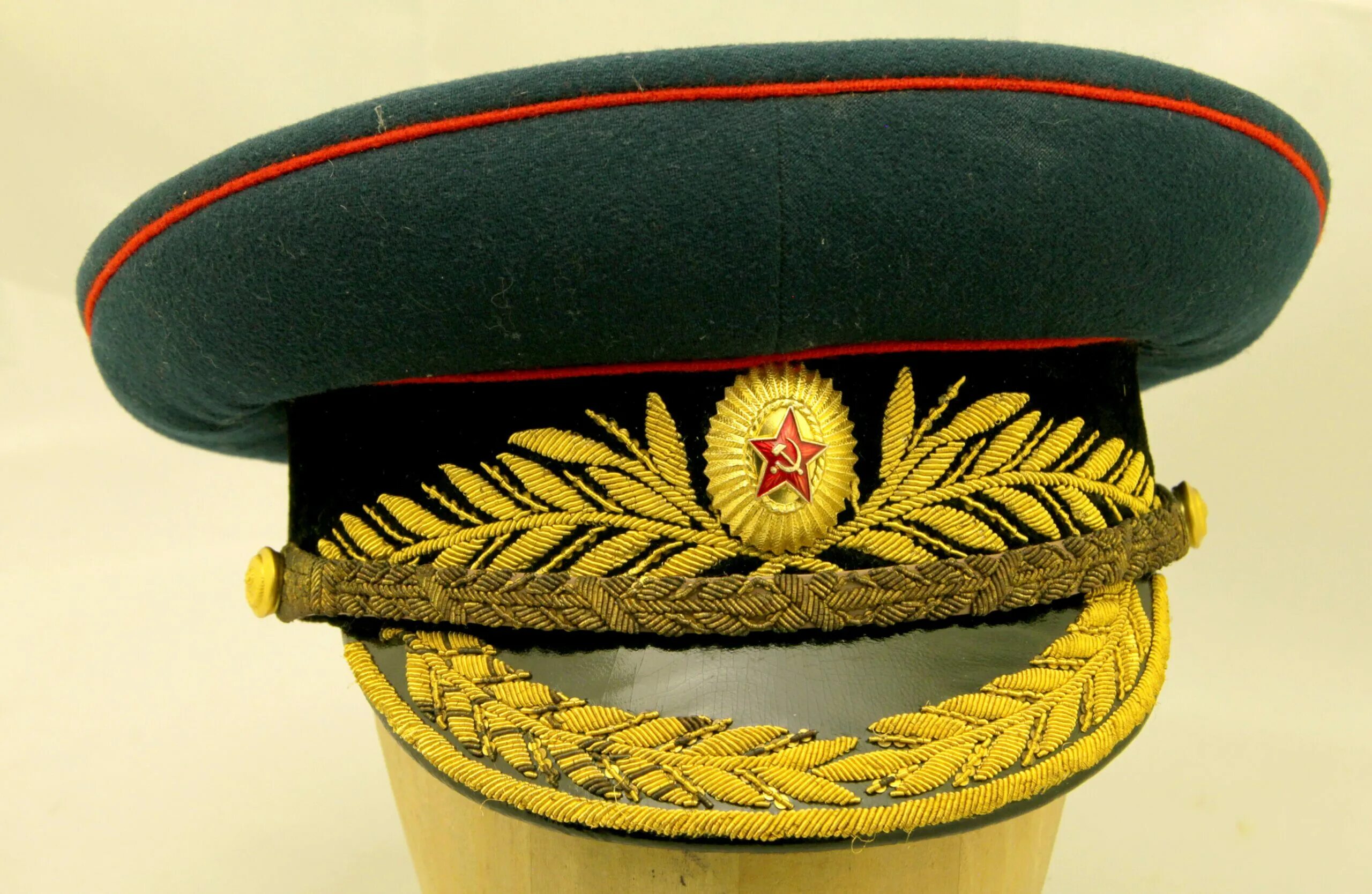 Фуражки звание. Фуражка генерала советской армии. фуражки генералов советской армии.. фуражка генерала армии ссср. фуражка генерала армии рф.