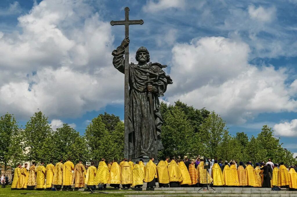 Память великий новгород. Памятник в Москве Владимиру князю день крещения Руси. Монумент князю Владимиру крестить Русь Самара. Монумент князю Владимиру крестить Русь.