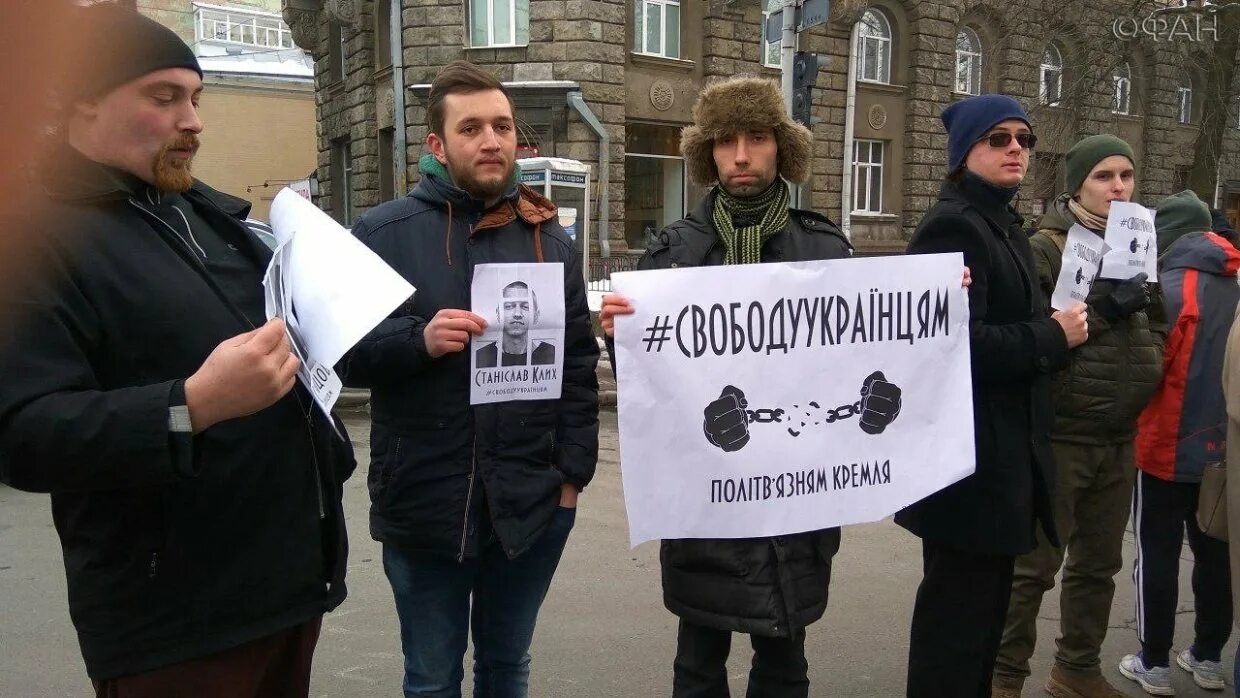 Украина родственники в россии. Родная Украина. Митинг Украина Церковь диверсанты.