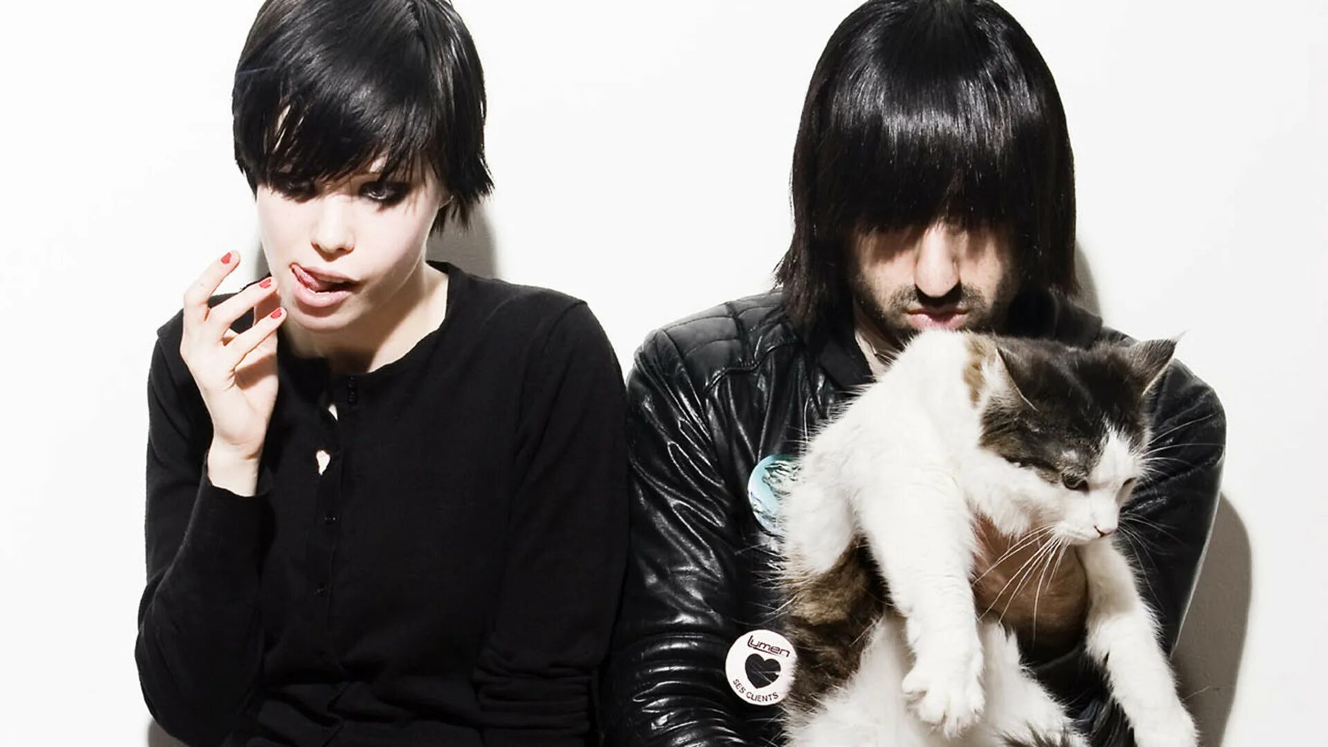 Crystal castles empathy. Группа crystal castles. Группа crystal castles обложка. Crystal castles обложки альбомов. Crystal castles альбом кристал кастлс.