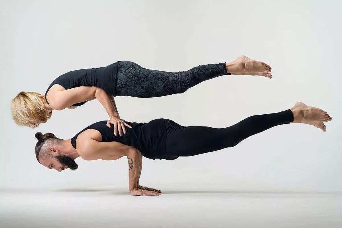 Сделать из 2 человек 1. Парная йога баланс. Позы для еги 2 человека. Йога для двоих. Позы йоги для двоих.