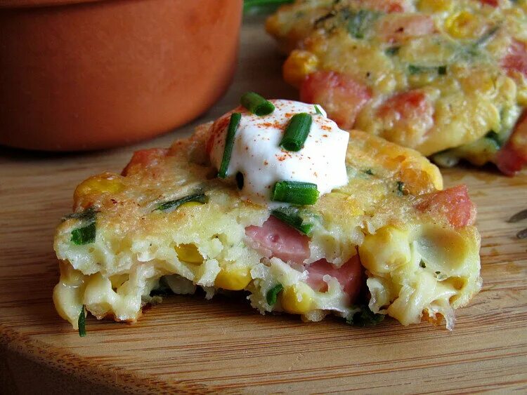 Баклажаны в кляре. Баклажаны жареные в кляре. Омлет с ветчиной и помидорами. Оладьи с колбасой и сыром. Драники с колбасой и сыром на сковороде.