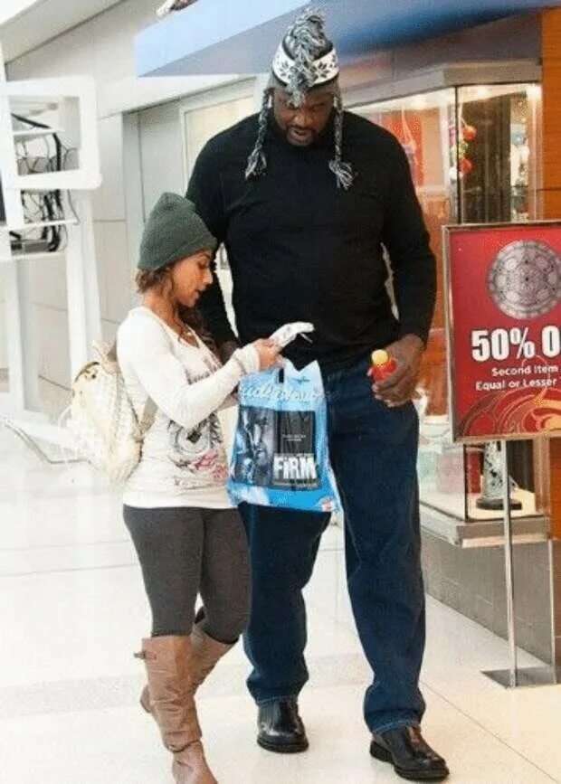 Высокий мужчина и маленькая женщина