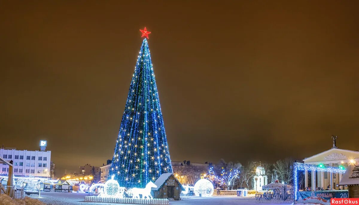 Новогодняя елка площадь. Белгородская елка 2019. Белгород елка на площади. Новогодняя елка на площади. Новогодняя елка Белгород.