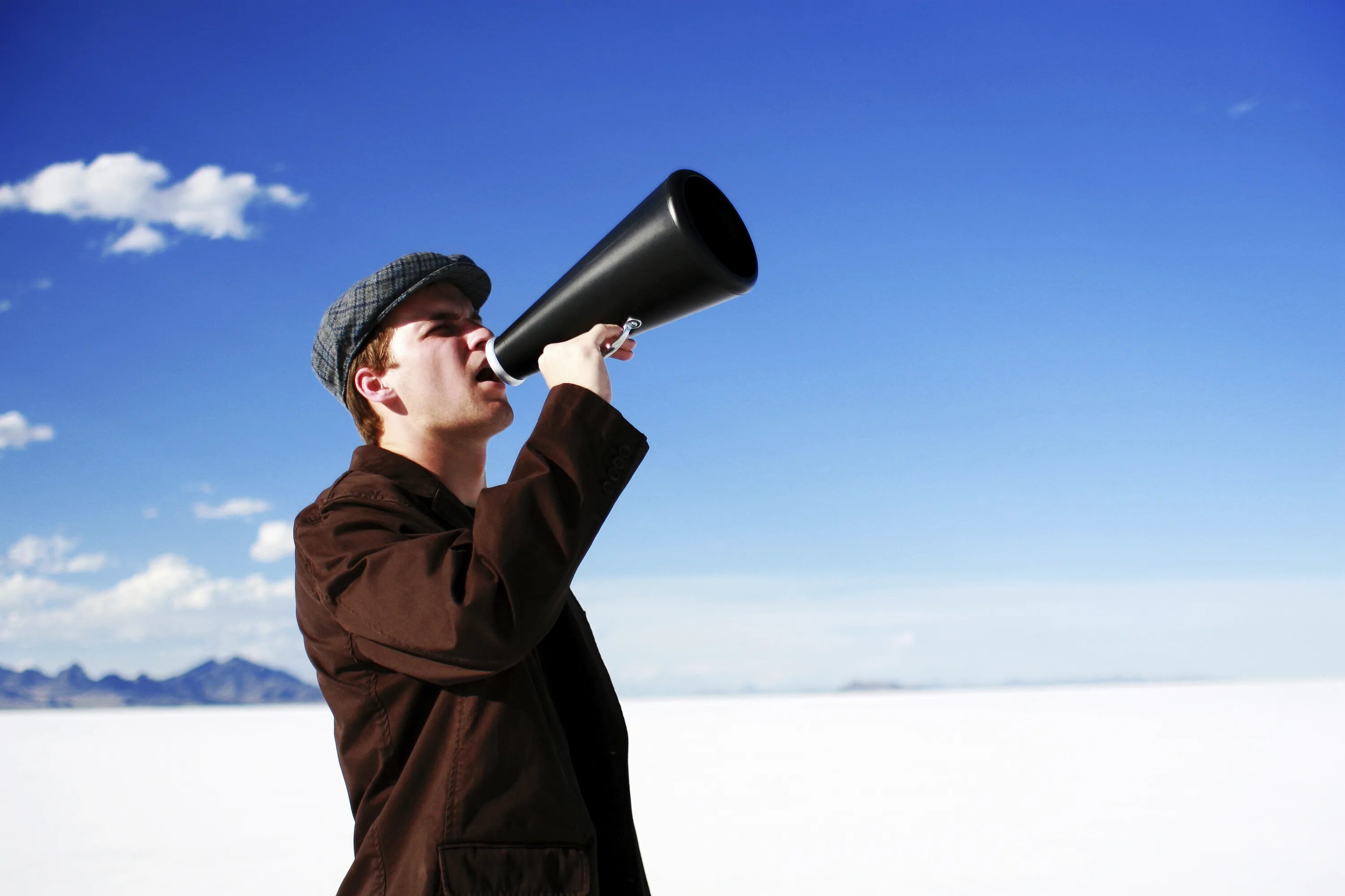 The speaker is sure. Megaphone man on the street. man take a speaker. фотографии быть услышанными для презентации.