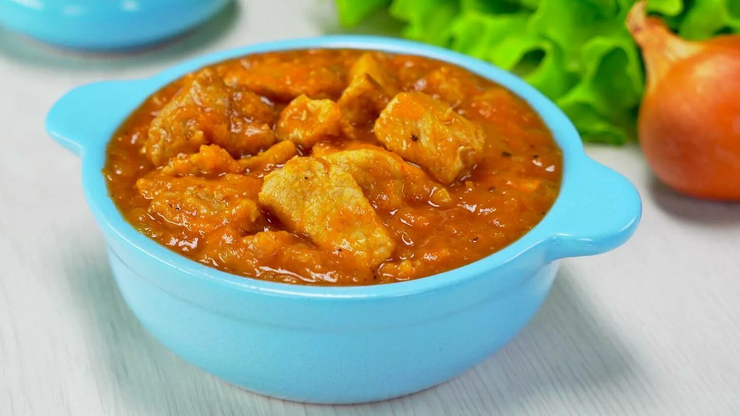 Гуляш из свинины быстро и вкусно. Гуляш с подливкой. гуляш из свинины с подливкой на сковороде с томатной пастой. гуляш из свинины. подлива для гуляша из свинины.