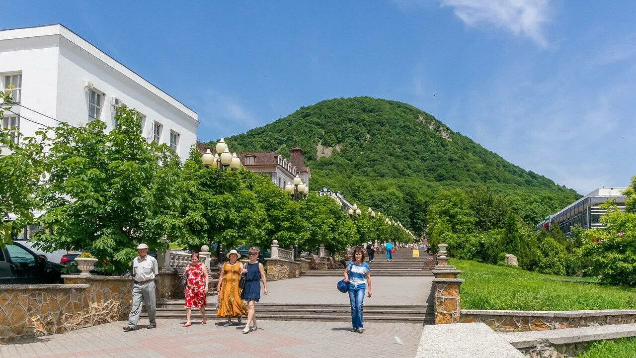 Сколько санаториев в железноводске. Санаторий Дубрава Железноводск. Санаторий Дубрава город Железноводск. Санаторий Бештау Железноводск. Архитектура Железноводск.