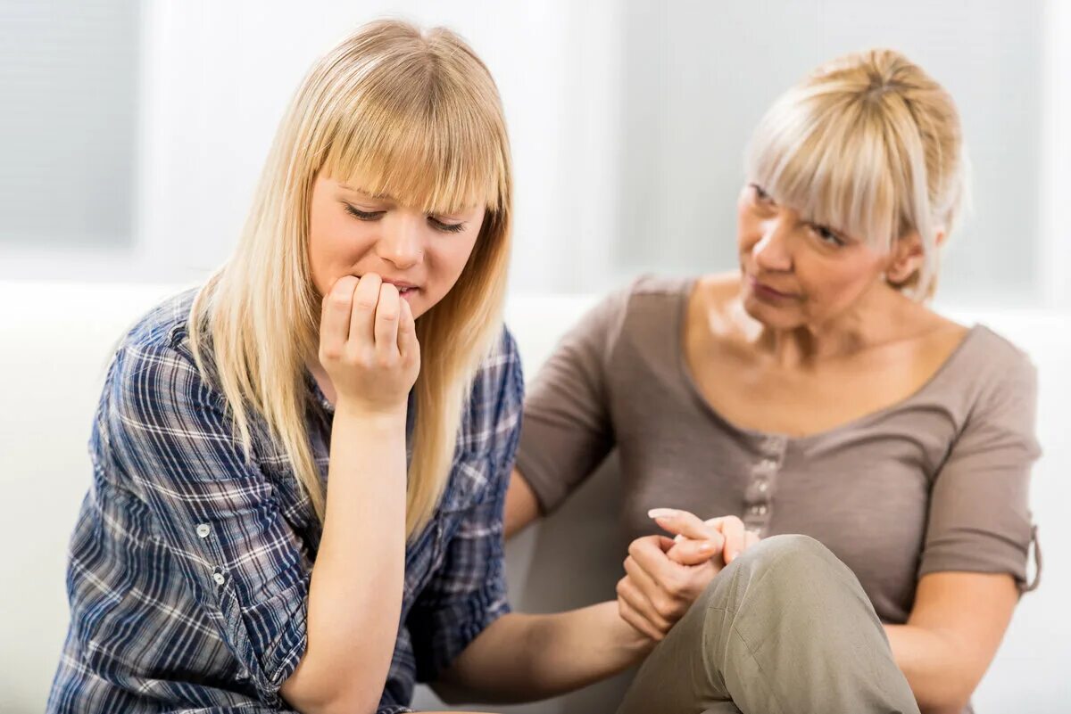 Подростки и родители. Осуждающие родители. Ссора родителей. Мать беседует с дочерью. Воспитание подростков.