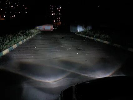 Ближний свет фар на дороге