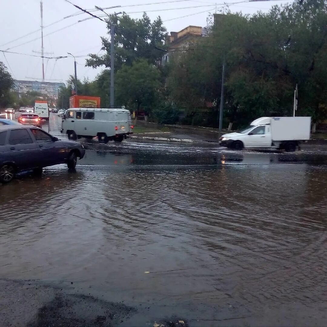 Потоп в Оренбурге. Ливень в Оренбурге сегодня. Оренбург затопление о. Оренбург затопленные улицы.