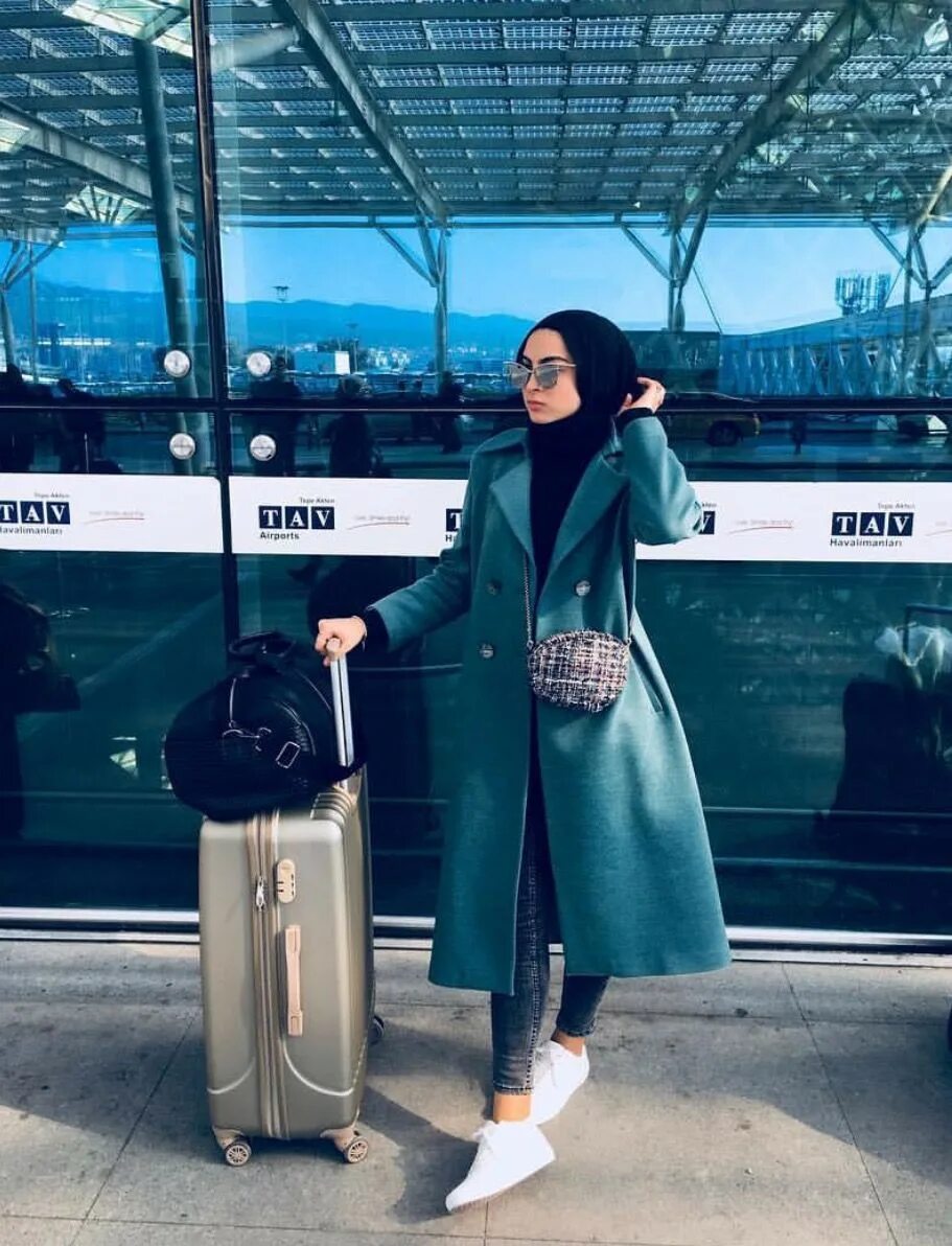 Мусульманин в самолете. Мусульманка в аэропорту. Стильные образы для мусульманок. Девушка в хиджабе в аэропорту. Девушка в хиджабе с чемоданом.
