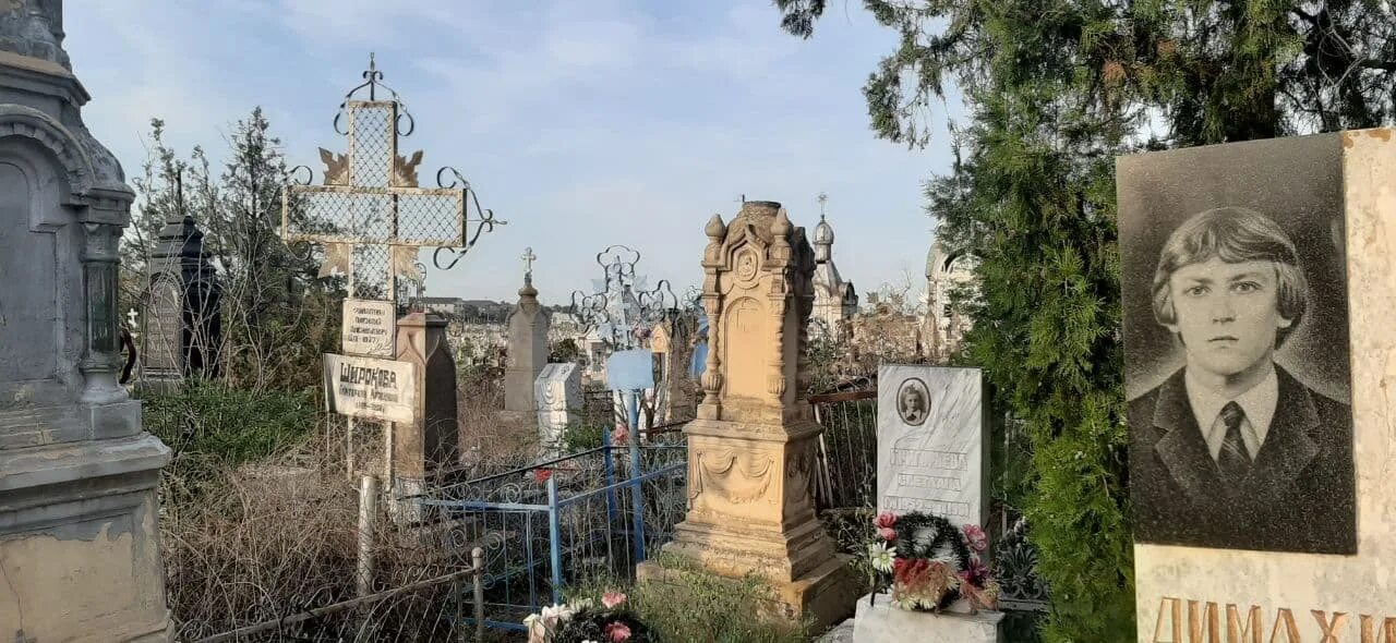 Старое кладбище астрахань. Памятники из мрамора с фотографией. Памятники на могилу в астрахани. Памятники на могилы астрахань. Детские могилки на кладбище.