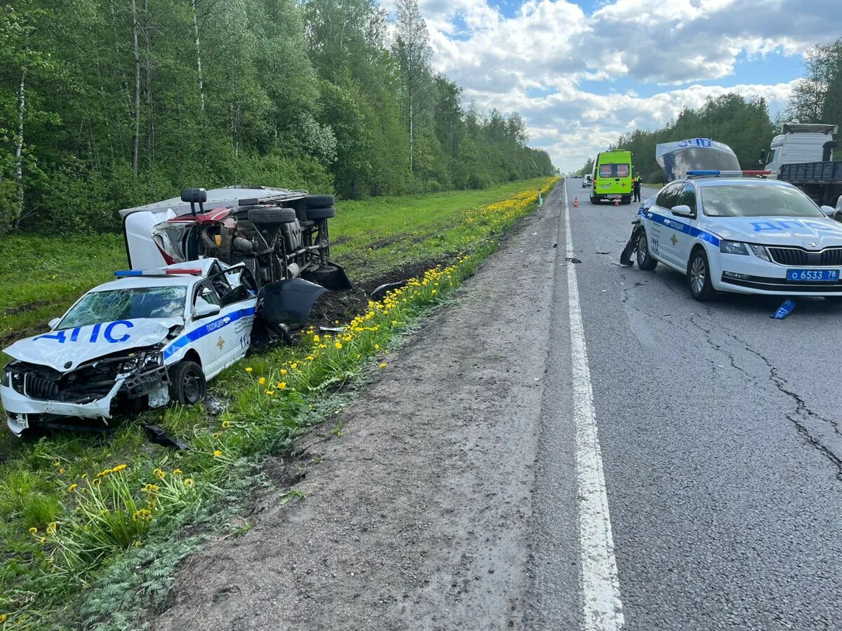 Авария в поддубье. Полицейская машина на обочине. ДПС на обочине.