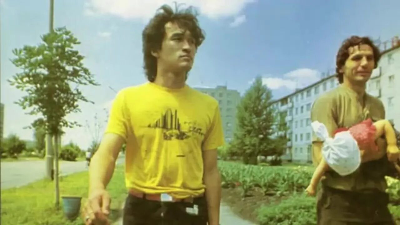 Виктор цой фото в желтой футболке. Виктор цой в желтых водах. Виктор цой плачет. 1990 виктор цой. Виктор цой осень.