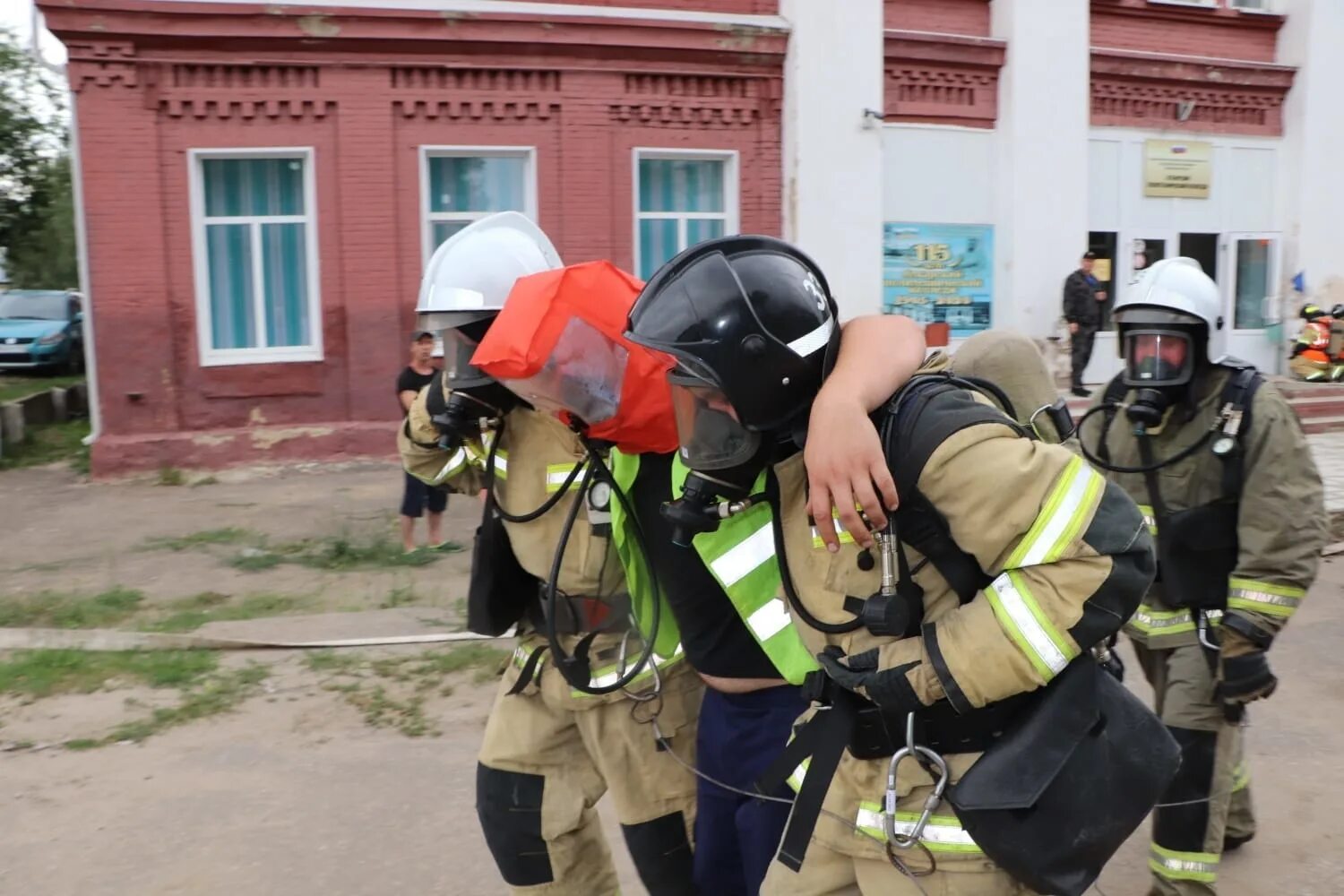 Пожарные учения в школе. Тренировка пожарных. Техникум МЧС. Украина колледж МЧС. Новости аткарска сегодня последние