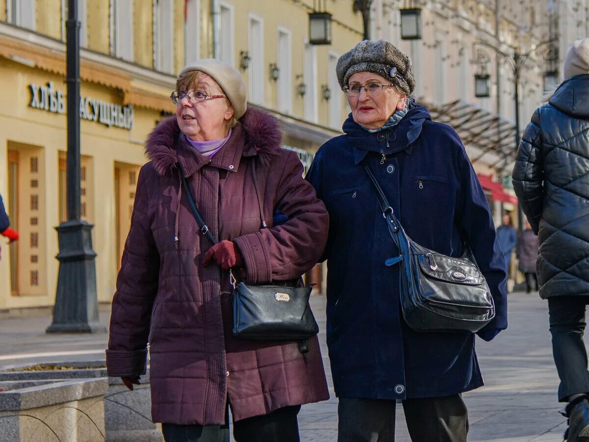 Пенсионеры в Москве. Американские пенсионеры. Работающие пенсионеры. Московские пенсионеры - самые продвинутые Постер.